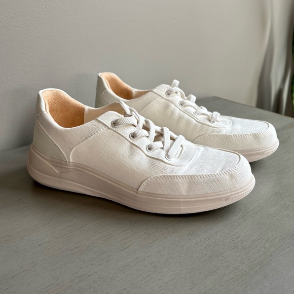 Bzees Time Square White Cream Lightweight Slip On Comfort Sneakers Women 8 NEW - Picture 3 of 14